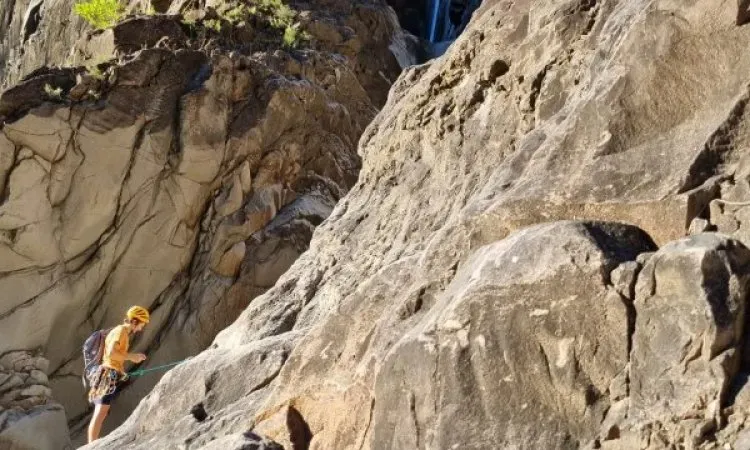 Film Stage d'escalade enfant en milieu naturel à la Réunion