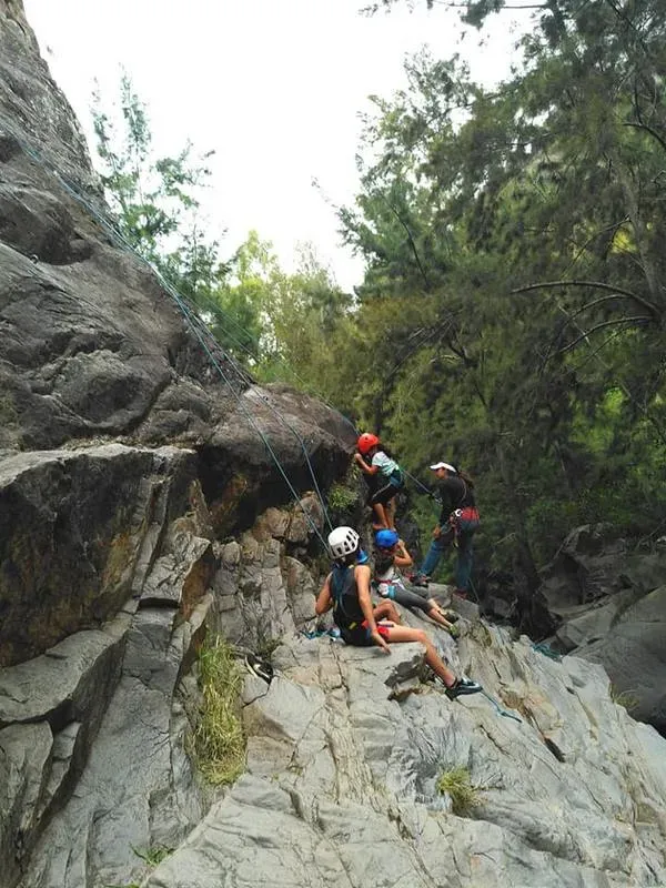 stage-escalade-famille-l-etang-sale-vertical-aventure-reunion_3